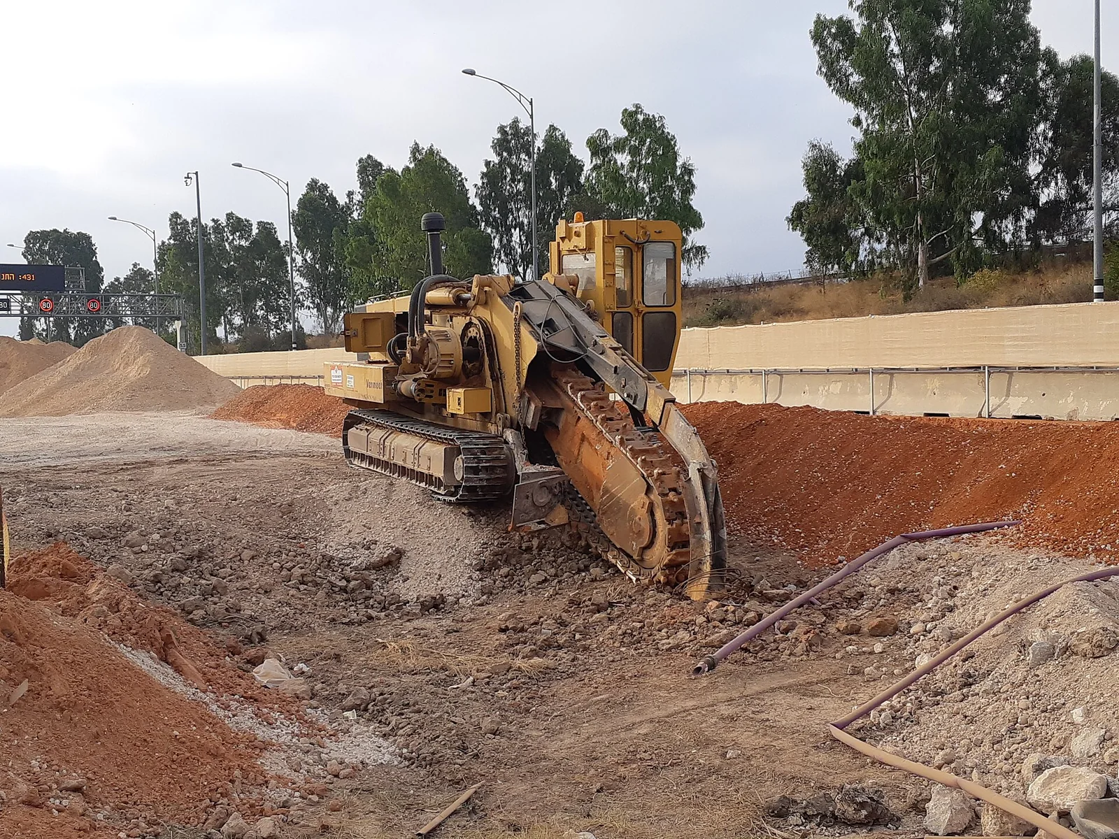 Zanjadora de cadena real trabajando en la apertura de una canalización